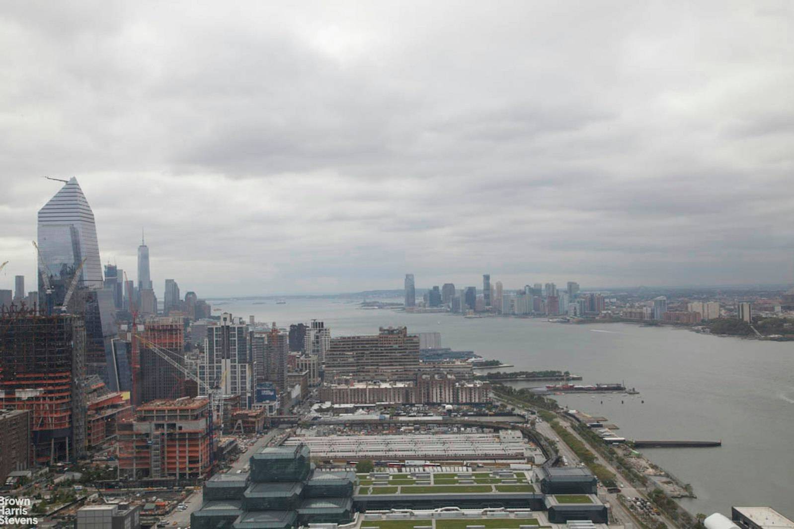 Picturesque expansive Hudson River Views with sweeping Midtown skyline backdrop from every window of this modern, 1 bedroom, 1 bath condominium residence on the 42nd floor.