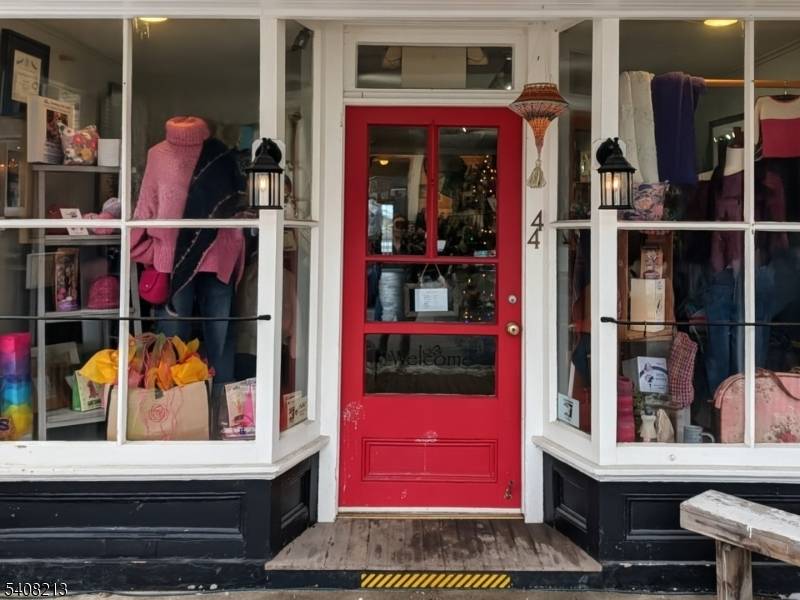 Highly respected and successful yarn boutique and gift shop in the vibrant historic destination town of Chester.