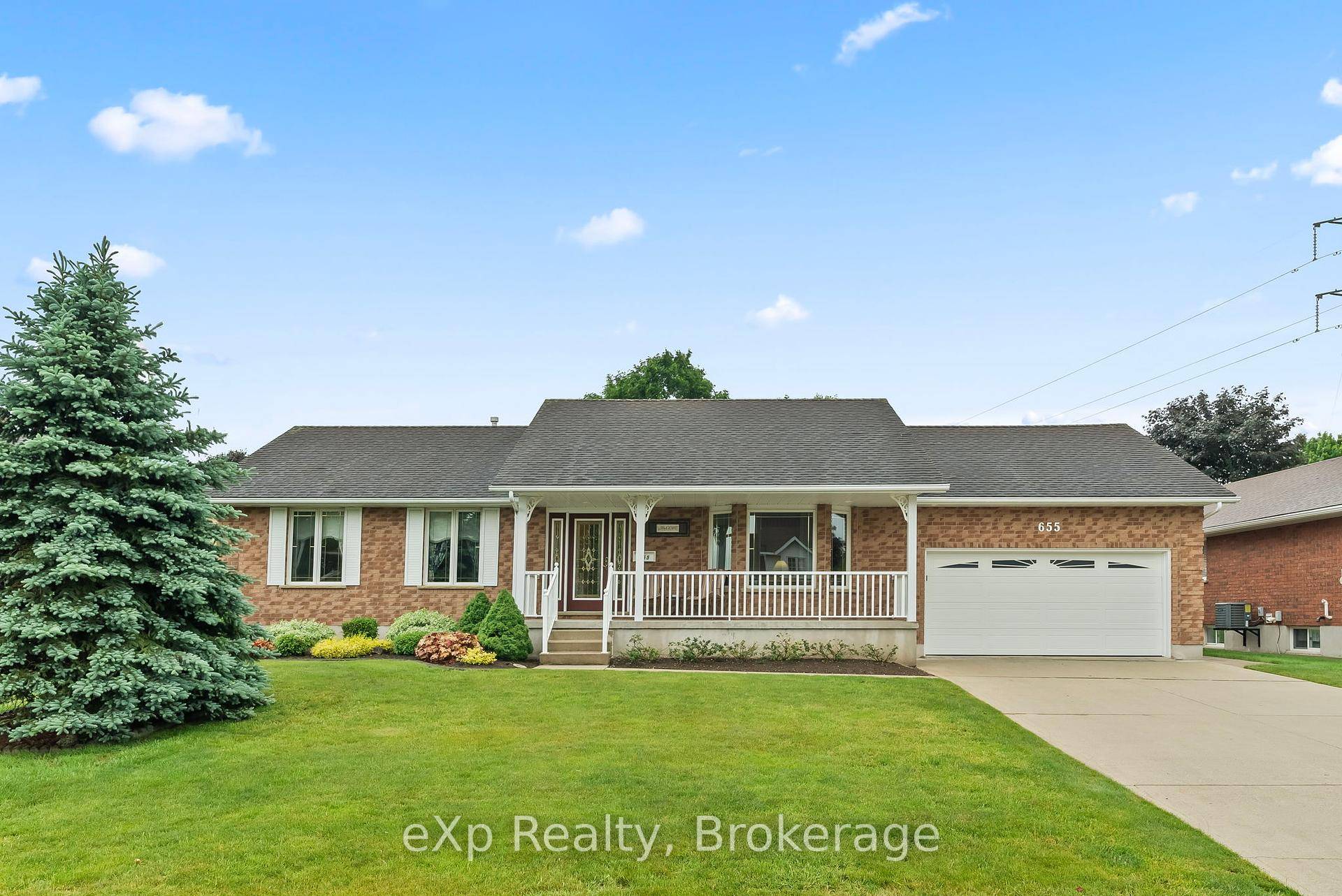 Charming Single Family Home in Desirable Hanover Neighbourhood !