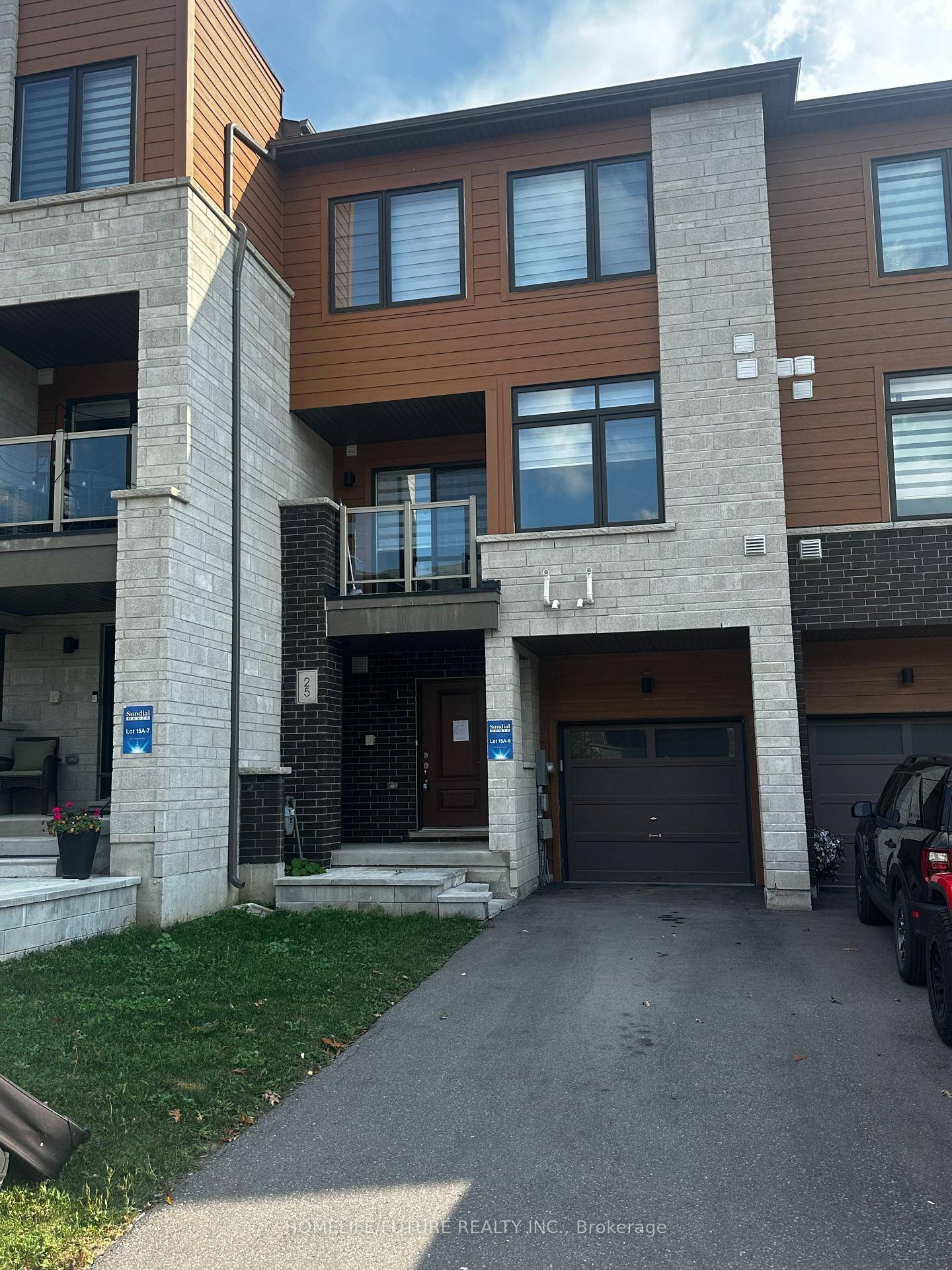 3 Storey Townhome Featuring 2 Bedrooms, 3 Bathrooms, And 9 Ft Ceilings In The Heart Of Newmarket !