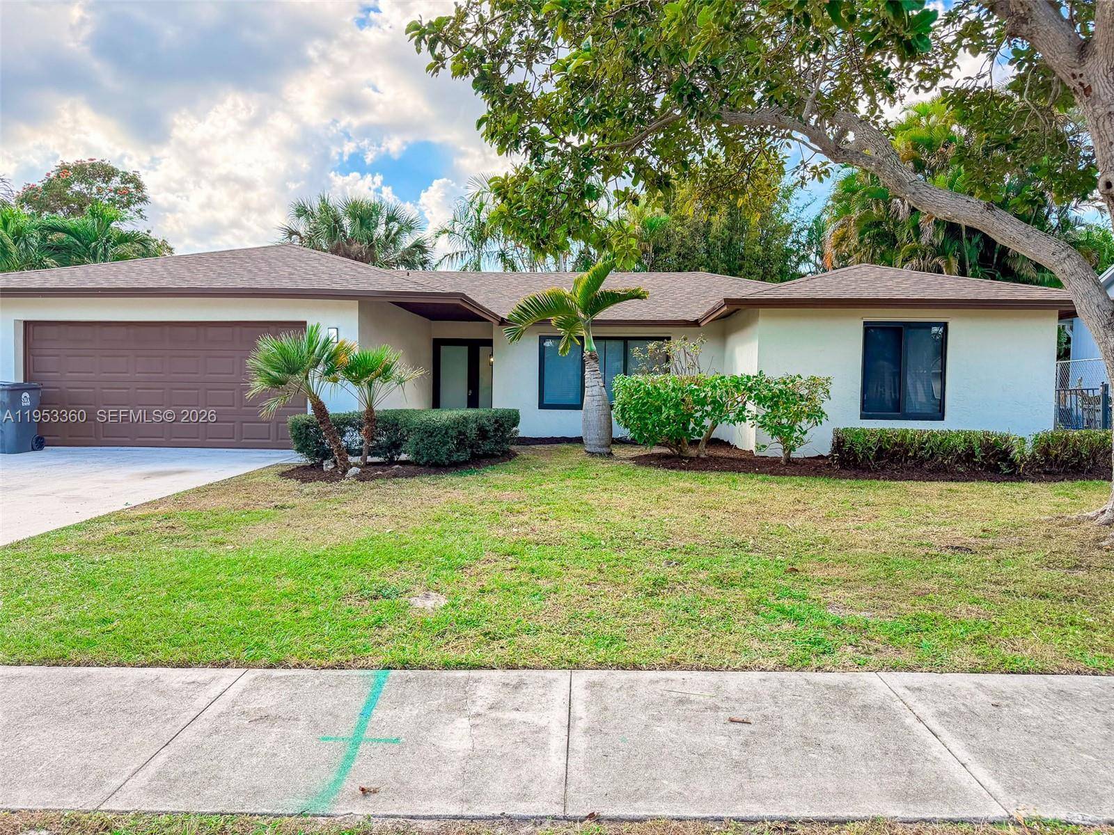 Beautifully 3 Bedroom, 2 Bath Home with 2 Car Garage in Lake Mango Shores !