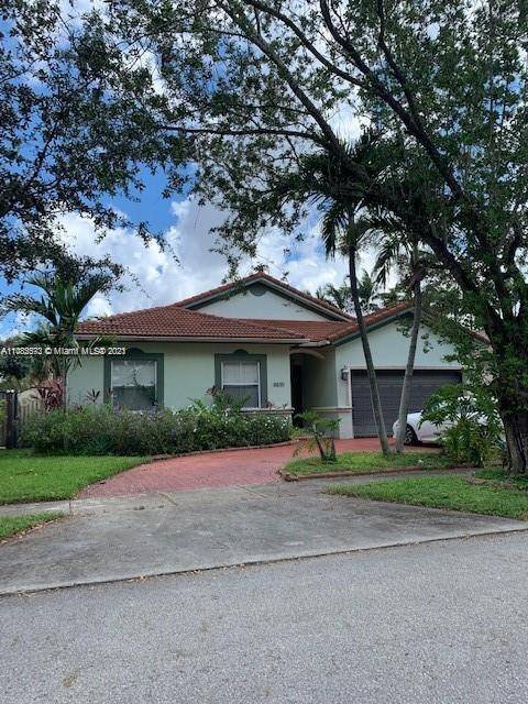 Beautiful single family house in Miami Lakes, close to the expressways, schools, parks and shopping centers.