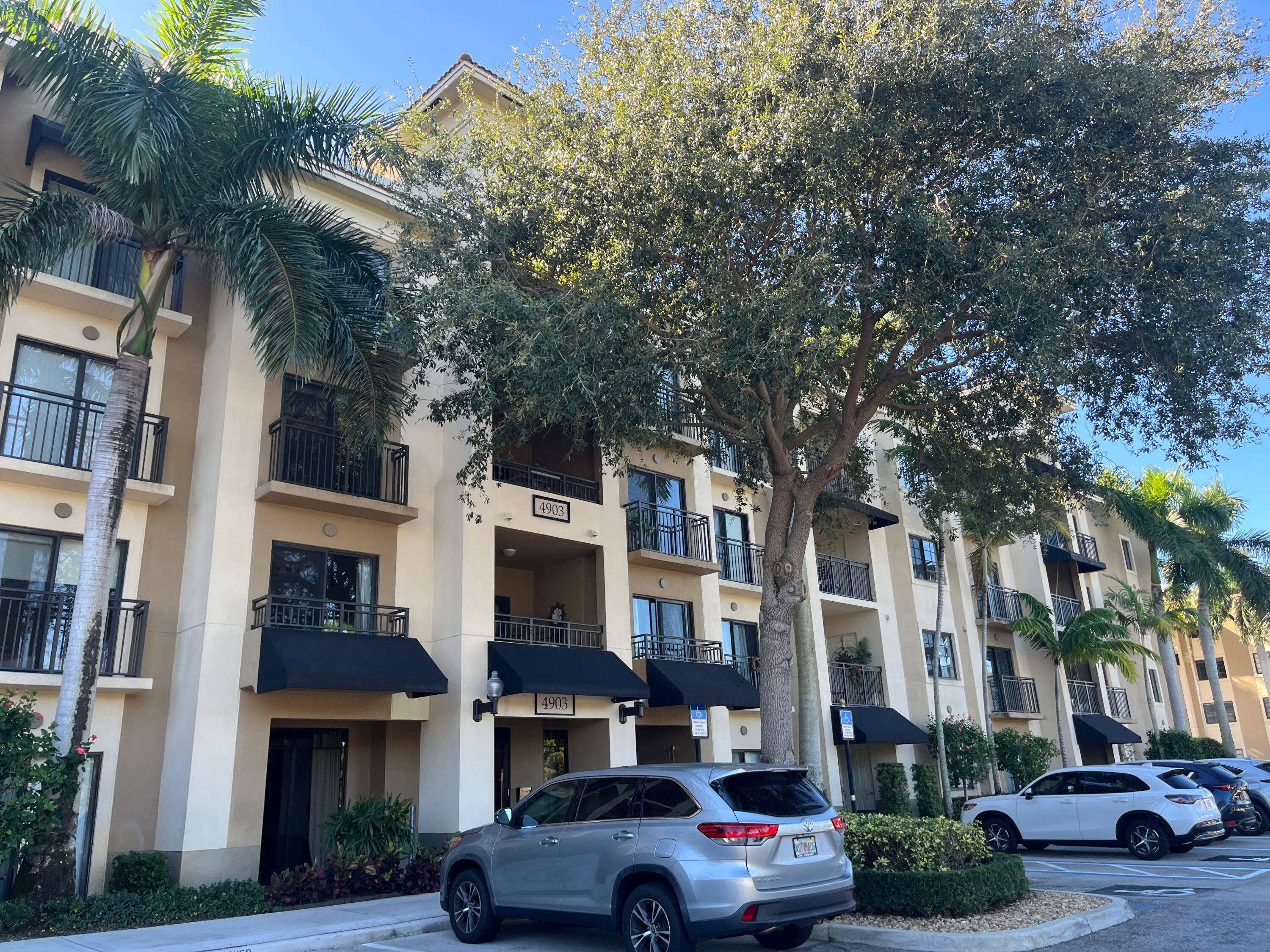 Top notch condo on 1st floor in desirable Midtown !