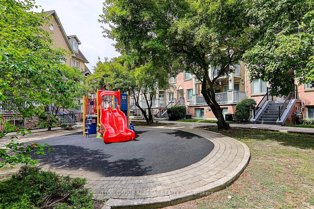 Wow ! Absolutely gorgeous, extremely bright south east exposure Townhouse, very private 3 bedrooms 3 bathrooms home on prime location close to Yonge St, Go Transit, Trendy Restaurant, Hill Crest ...