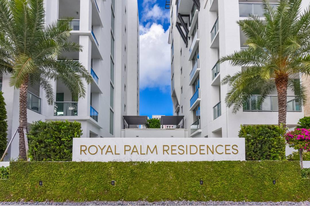ROYAL PALM RESIDENCES is an exclusive enclave at the very heart of Downtown Boca Raton.