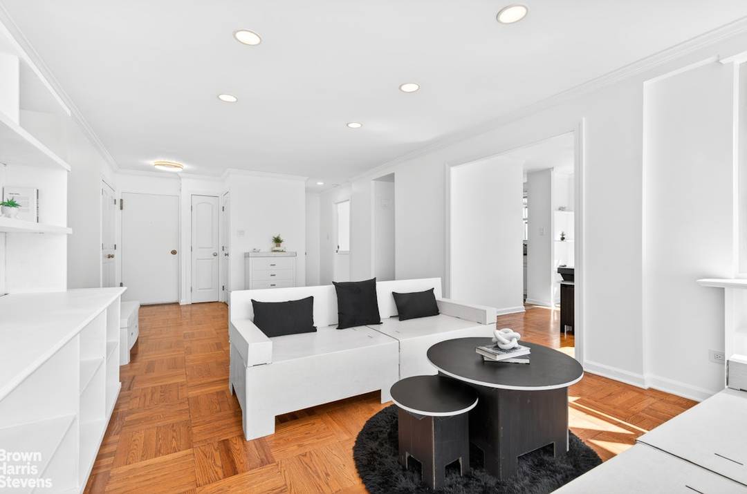 15th Floor Mint, Sun Filled Convertible 2 Bedroom Please note open houses are by appointment only, thank you.