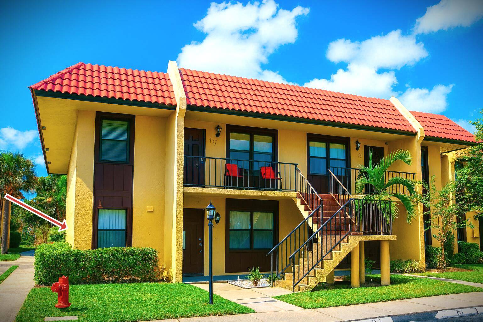 Spacious 2 Bedroom, 2 Bathroom Corner Unit in Forest Hill Villas Garden !