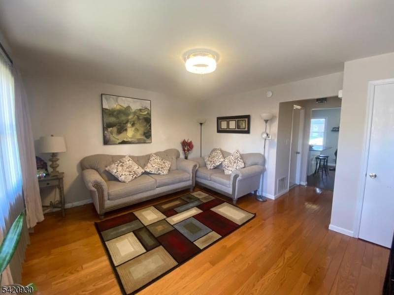 Beautifully maintained 2 bedroom, 1.