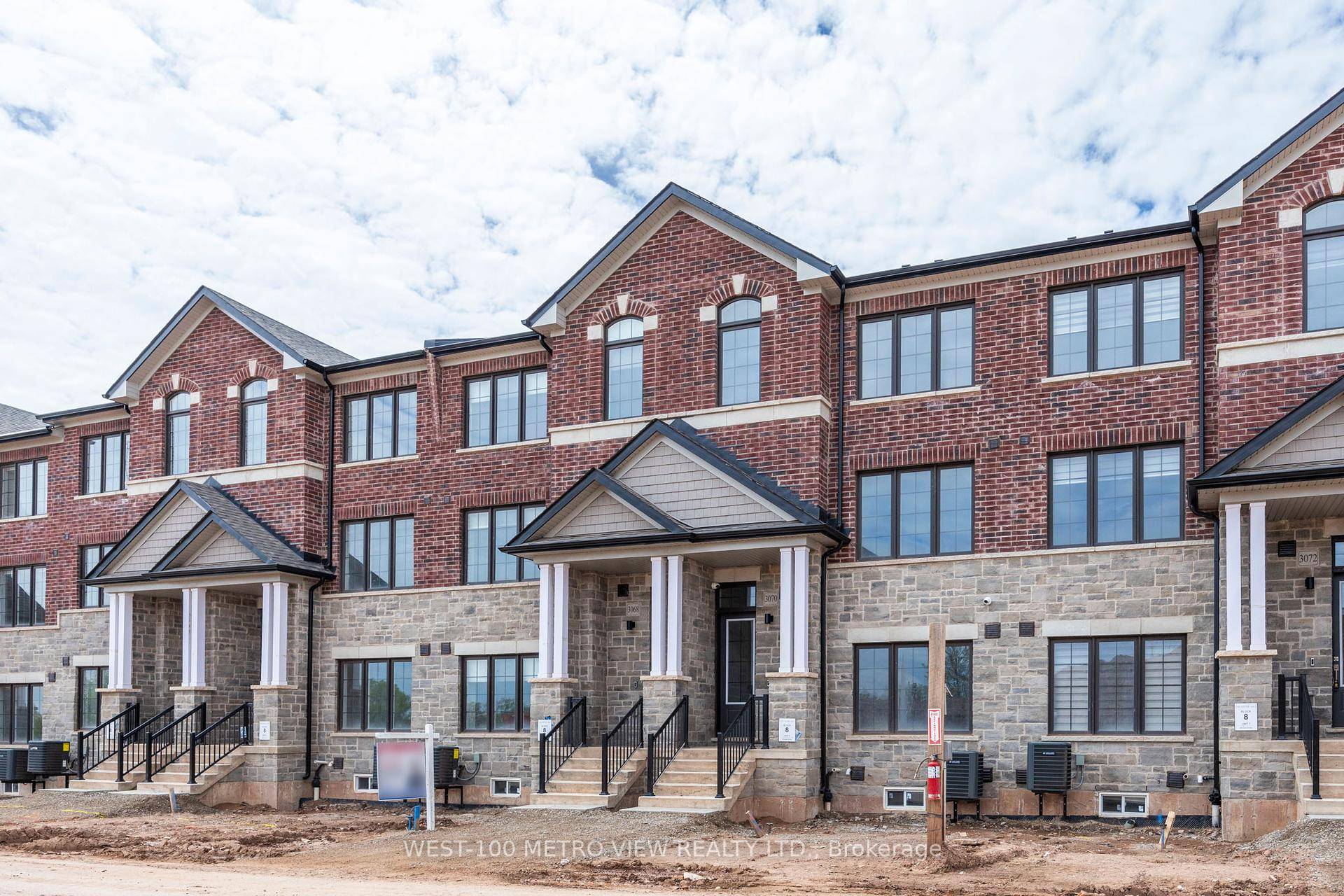 One year new 4 bdrm 4 bthrm 3 story Townhome in Prime Oakville location !