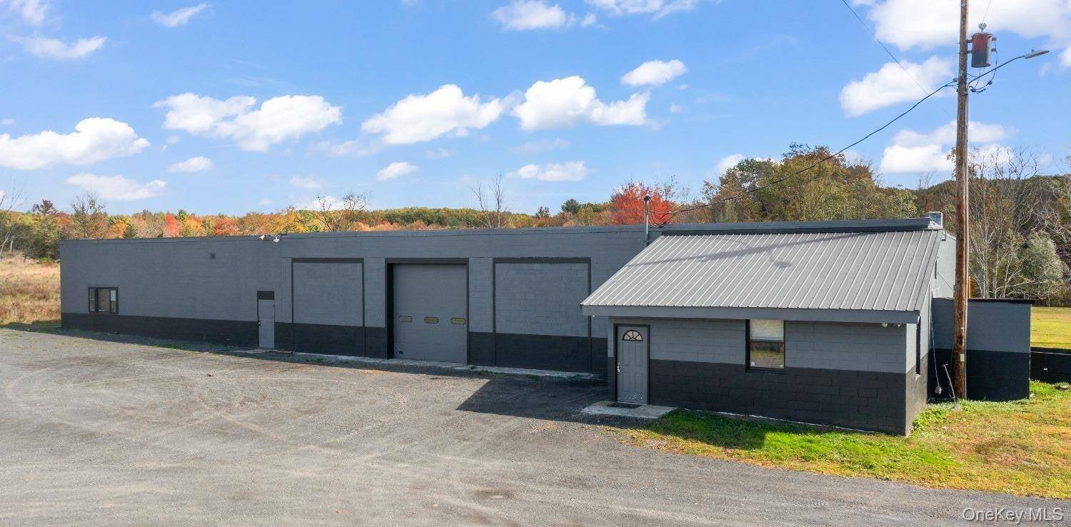 Maximize your investment potential with this exceptional 5, 224 SF industrial property in Hannacroix, NY.