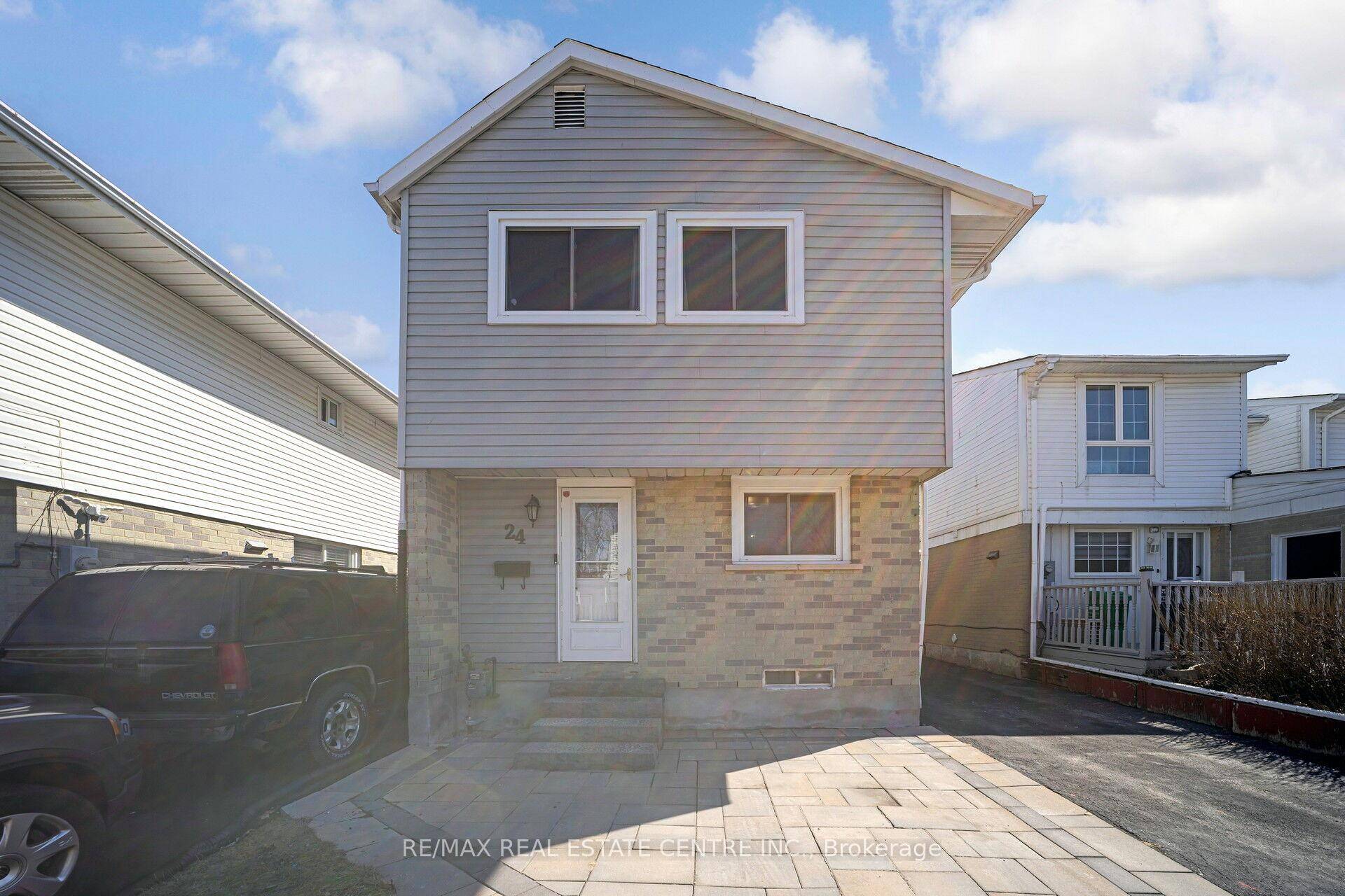 For Lease ! Stunning 4 1 Bedroom Detached Home !