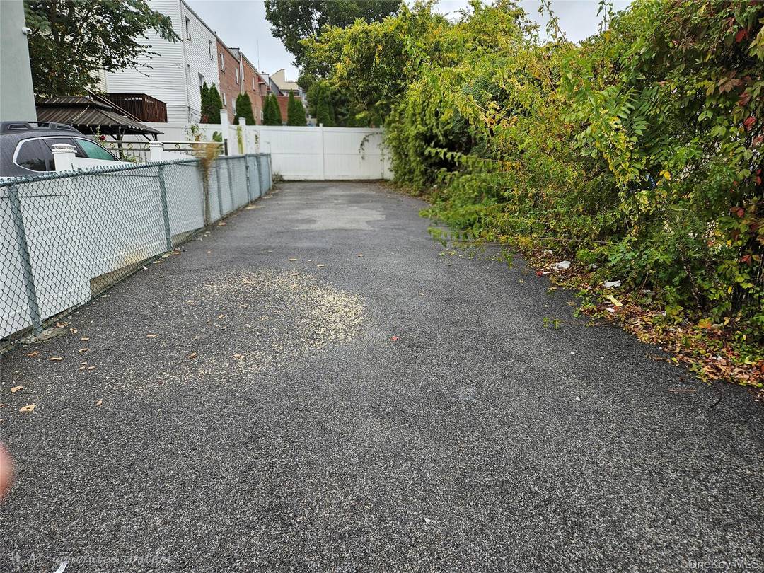 Developers Dream ! Rare opportunity to buy an untouched piece of real estate in the Bronx near major highways and shops.