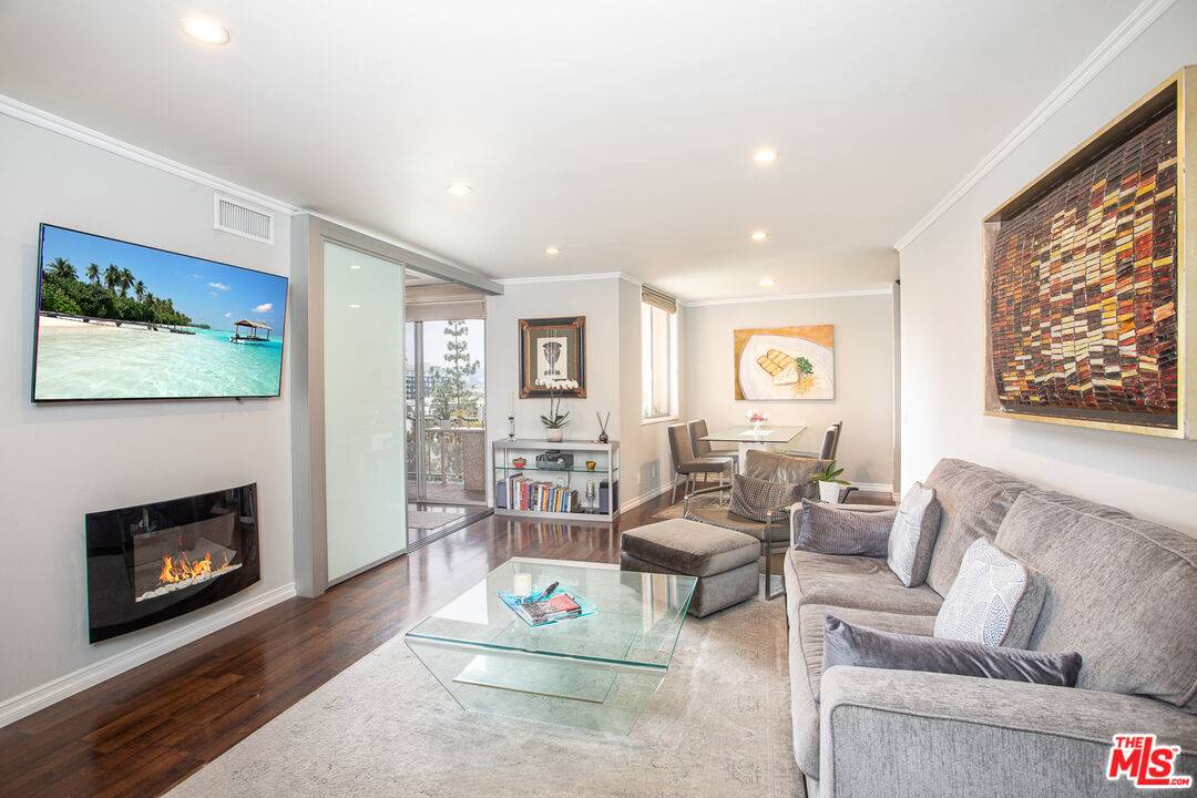 100  S Doheny Dr 2BR Beverly Grove La