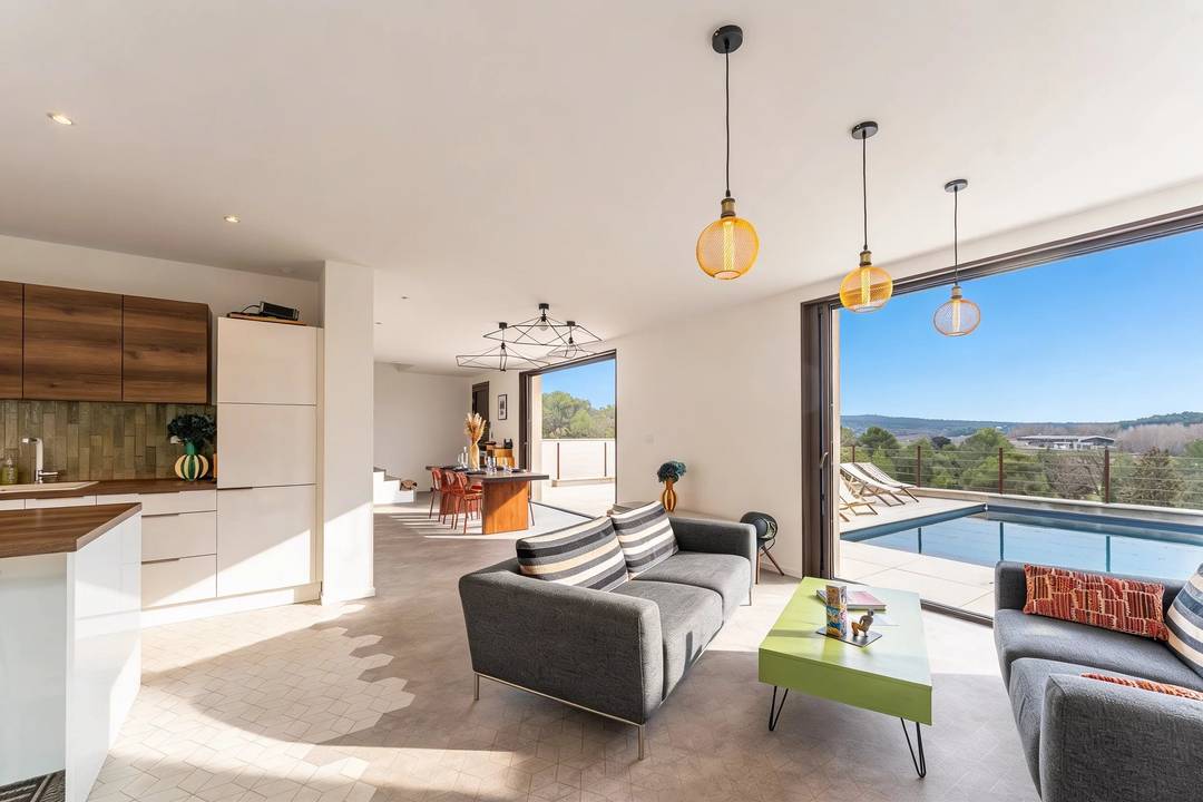 New Architect-Designed Home – Elevated Setting & Natural Surroundings – Rognes