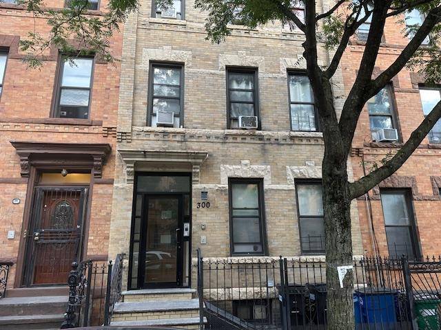 Beautiful triplex located in the heart of Bushwick, comprising of three bedrooms on each floor with stainless steel equipment.