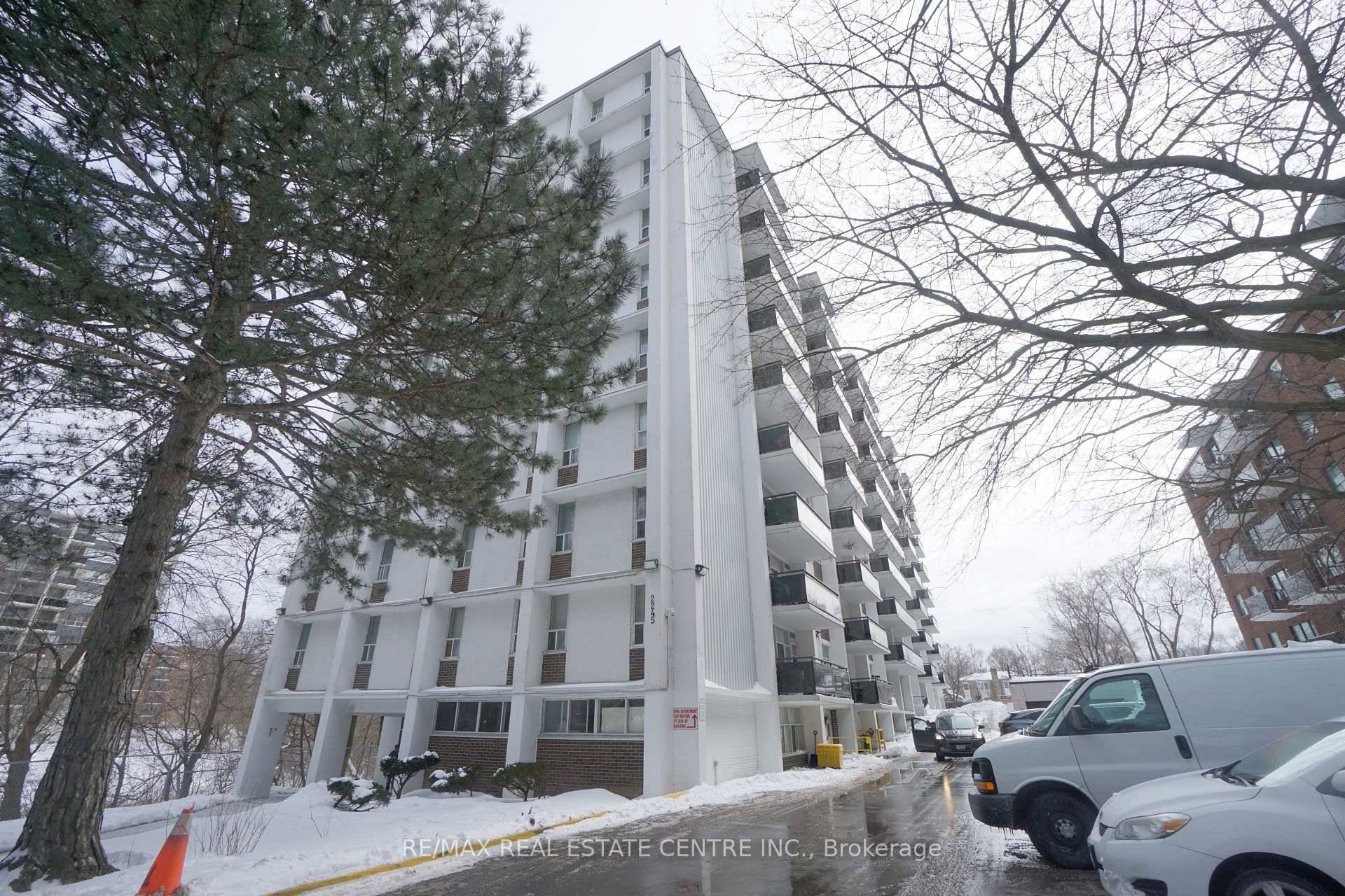 Welcome to this bright and spacious 1 bedroom condo, perfect for first time buyers or savvy investors !