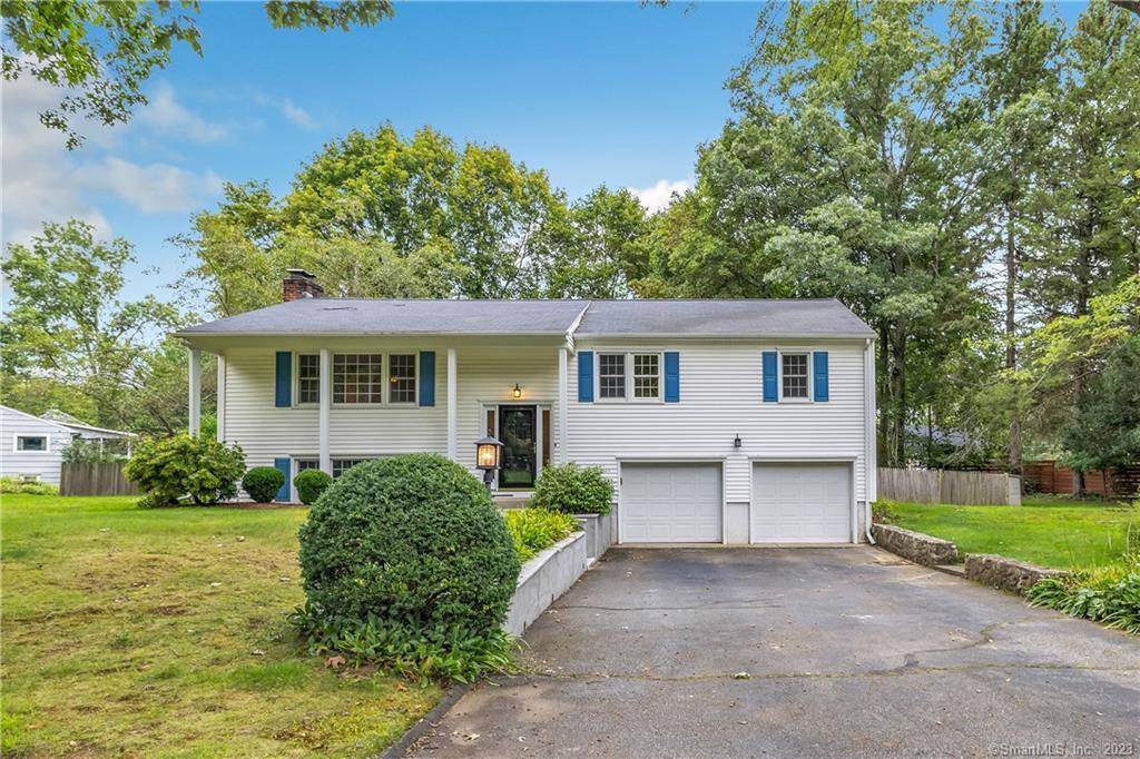Located in the desirable Cranbury neighborhood of Norwalk, Connecticut, 4 Cranbury Woods Road is an immaculate 4 5 bedroom home with a fully fenced, level half acre property of lawn, ...