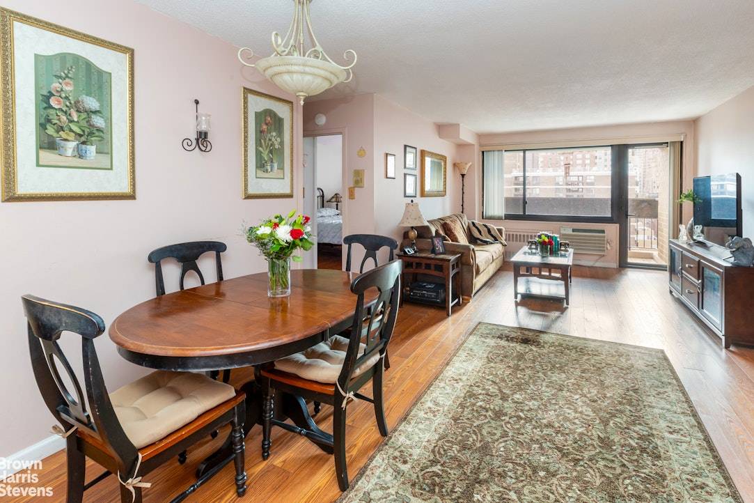 FiDi most sought after complex, SouthBridge Towers is finally offering this long awaited, top floor penthouse with private balcony.