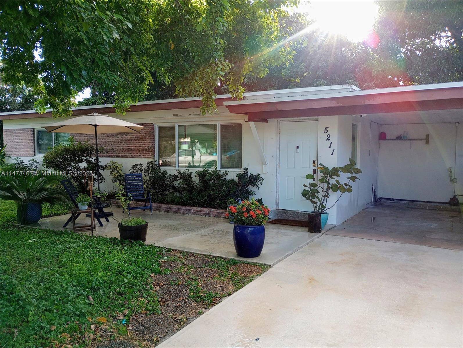 An absolutely gorgeous 2 bedroom and 1 bathroom Single Family Home, Located centrally to everything Ft Lauderdale has to offer.
