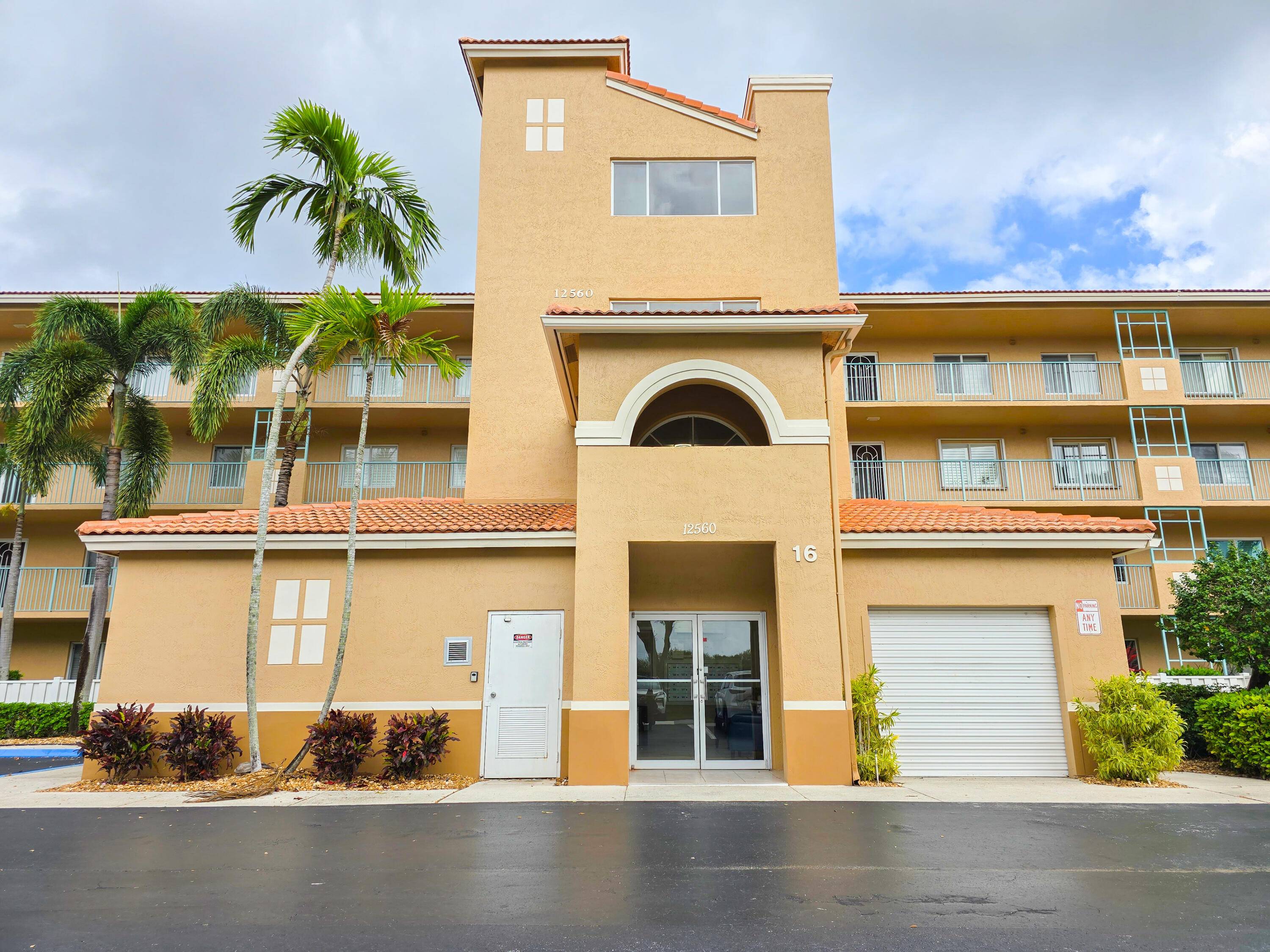BEAUTIFULLY UPDATED AND IMPECCABLY MAINTAINED MAJESTY MODEL GOURMET KITCHEN FEATURES QUARTZ COUNTERTOPS BACKSPLASH NEW STAINLESS STEEL APPLIANCES GORGEOUS OVERSIZED PORCELAIN TILES NEW LIGHTING NEW CEILING FANS NEW WOOD BLINDS NEW ...