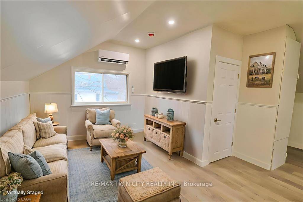 Welcome to this refreshed 1 bedroom, 1 bathroom rental located in the heart of Woodstock.