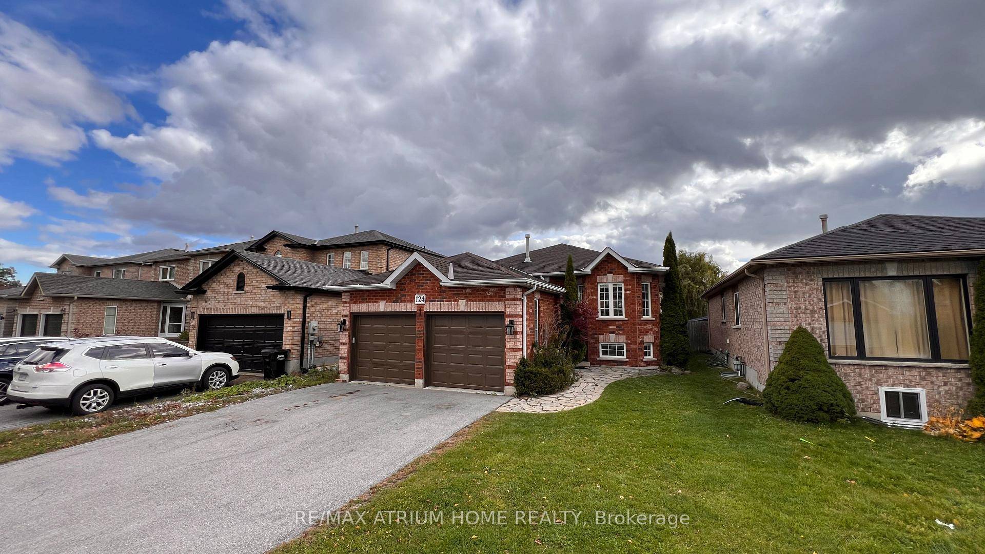 Rare Find ! Spacious 5 bedroom raised bungalow located in a cozy neighbourhood, surrounded by public, private, and Catholic schools.