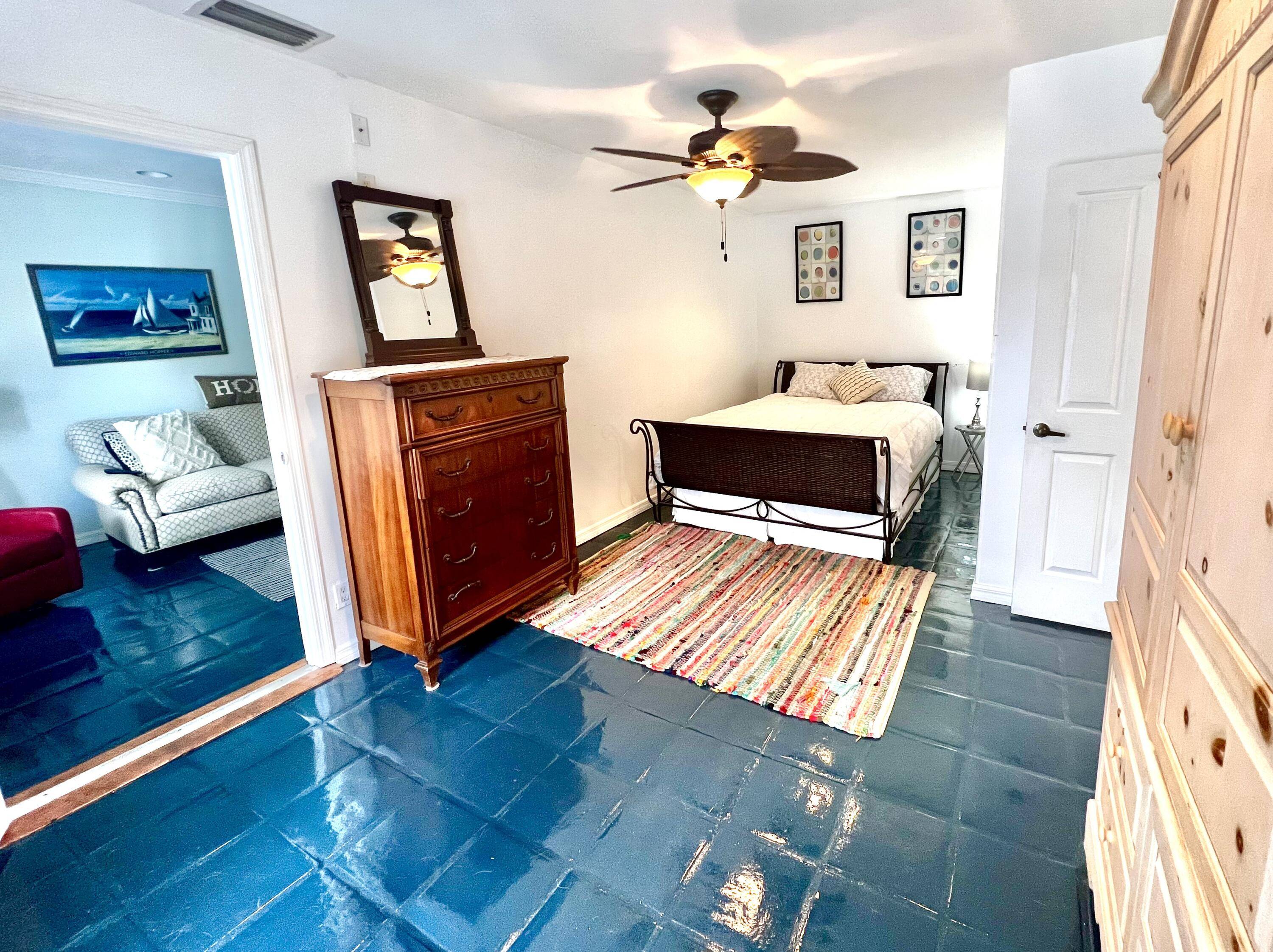 Lovely private pool cottage located in desirable Little Ranches be in the country, but only minutes from restaurants, shops and all equestrian amenities.