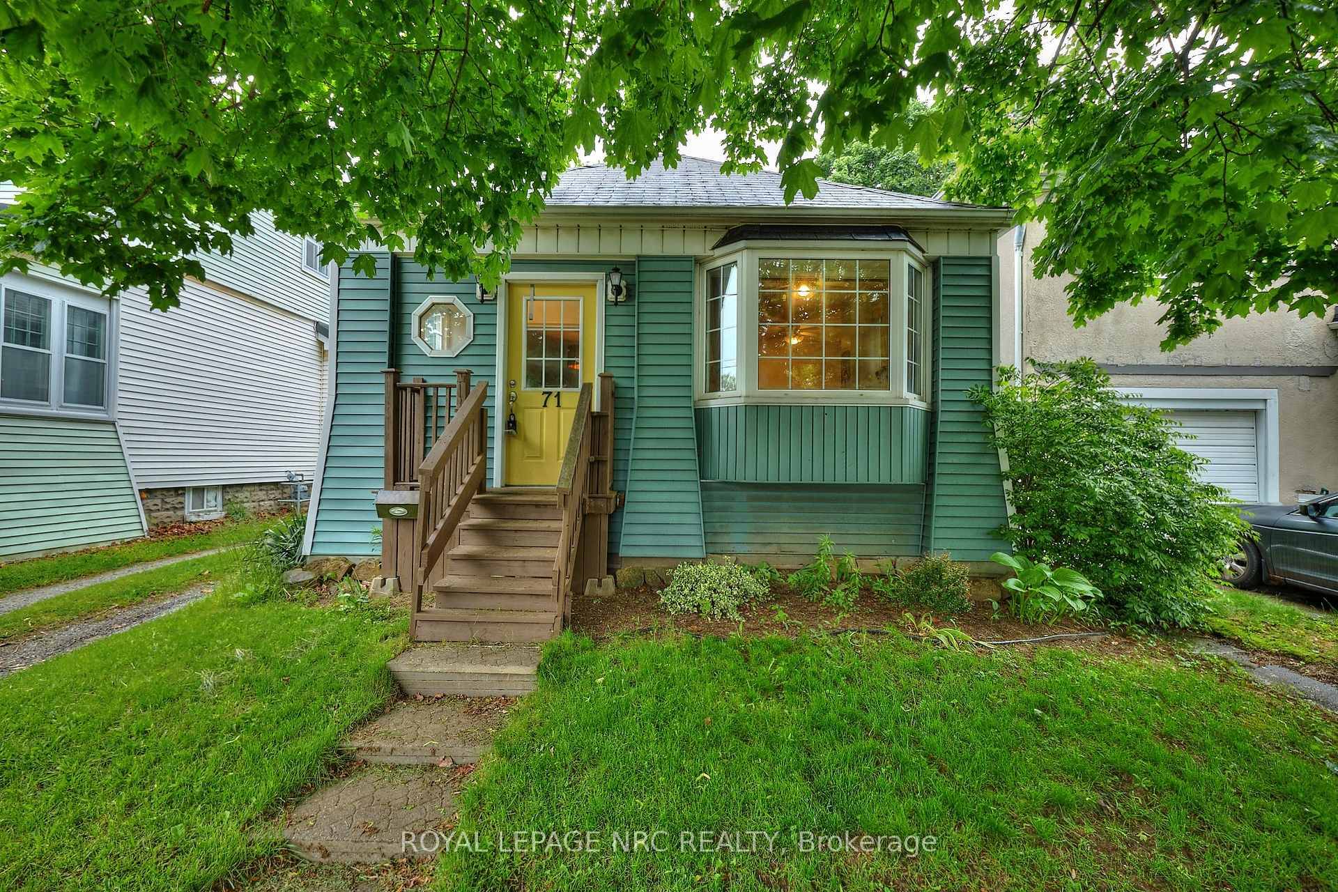 Welcome to 71 Dufferin Street, a cute 2 bedroom bungalow in the heart of downtown and only steps to Haig Park.
