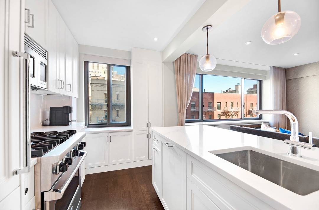 Welcome home to apartment E6D at The Royal York, a full service Cond op in the heart of the Upper East Side.