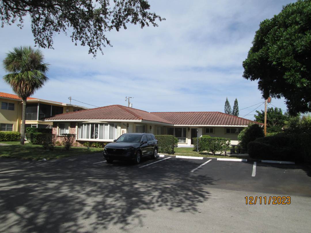 Immediate Income well maintained updated Triplex on beautiful Oak Tree Line street.