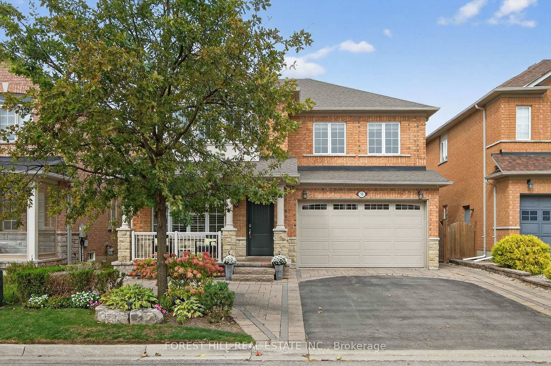 Welcome to this stunning 4 bedroom family home in sought after Thornhill Woods, perfectly located on one of the areas most quiet and desirable streets.