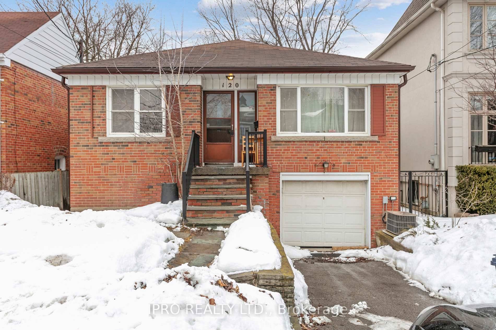 Discover A Delightful North York Residence That Combines Comfort and Potential.