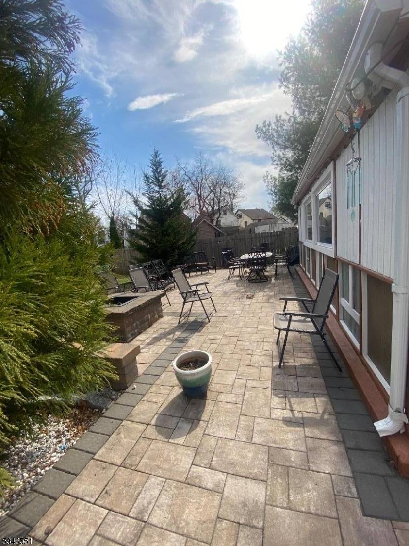 WOW ! ! SPECATULAR, SPACIOUS PROPERTY LOCATED IN A DEAD END STREET.
