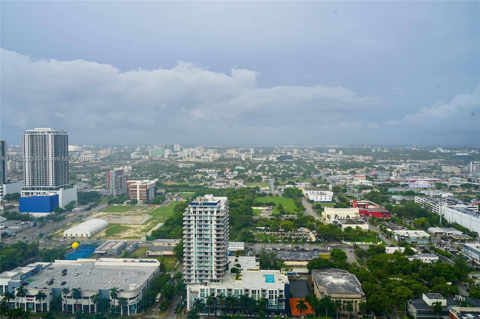 BEAUTIFUL UNIT WITH 822 SQFT OF AC SPACE 168 SQFT OF TERRACE FOR A TOTAL OF 990 SQ FT.