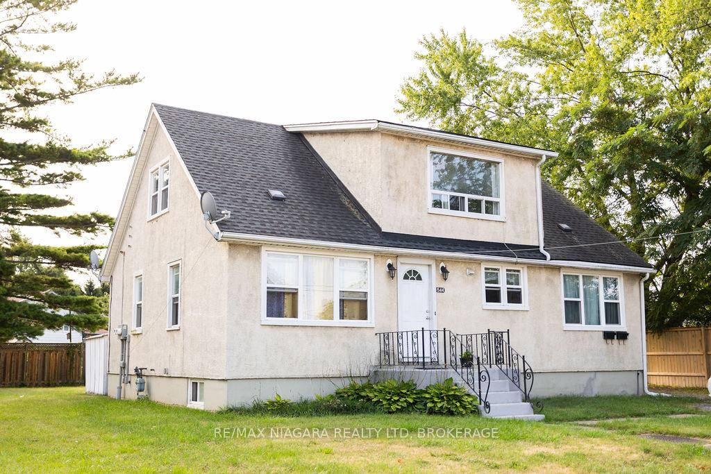 This bright and airy 1 bedroom, 1 bathroom upper level apartment offers comfortable living in a convenient and central neighbourhood !