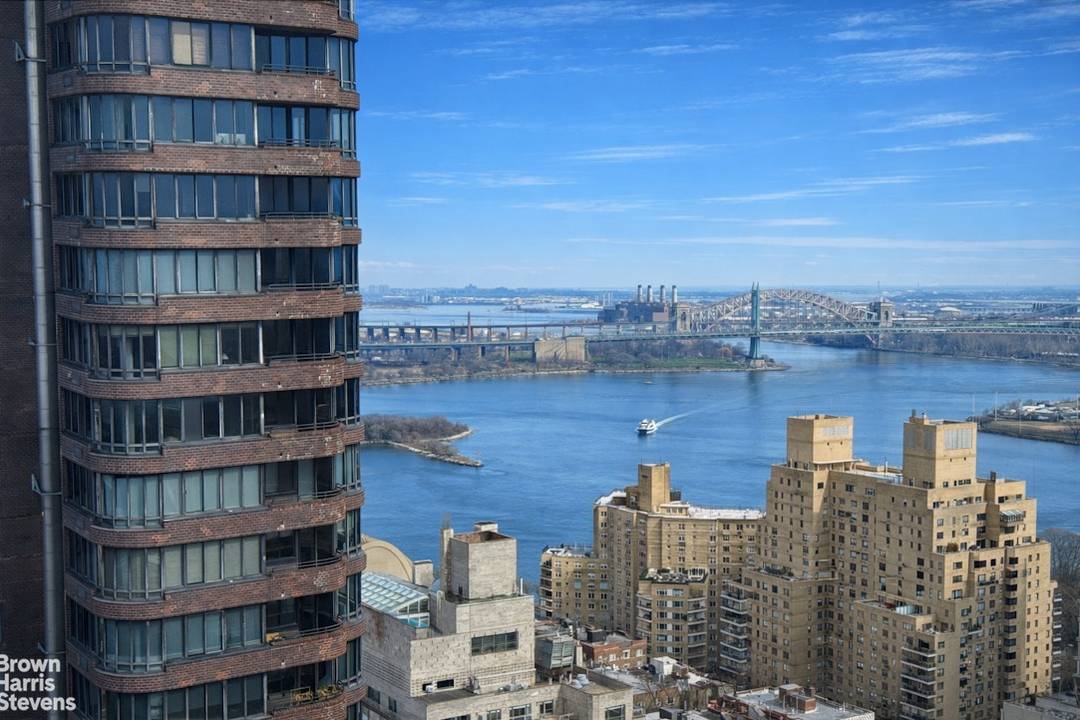 Welcome to Penthouse H at 444 East 86th Street, a rare offering on the coveted Upper East Side.