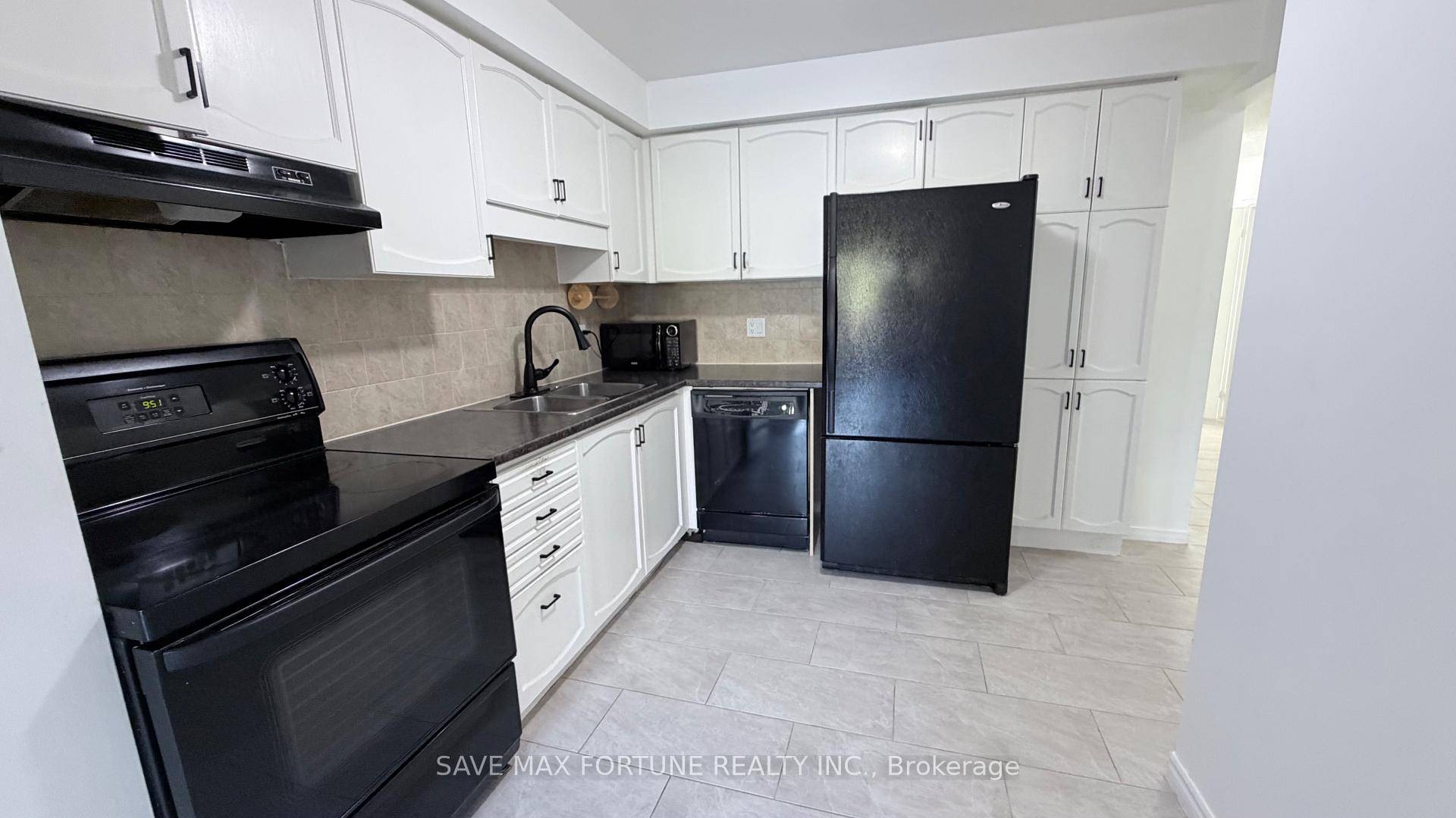 Experience easy, comfortable living at 27 1 Royalwood Court a beautiful 2 storey townhouse conveniently located just off the highway.