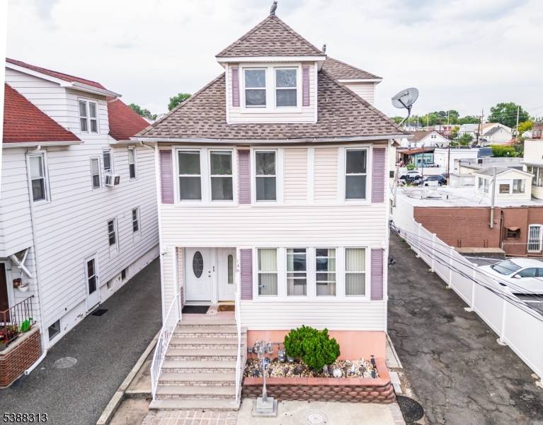 RARE MULTI family OPPORTUNITY IN PRIME CLIFTON DELIVERED comPLETELY VACANT !