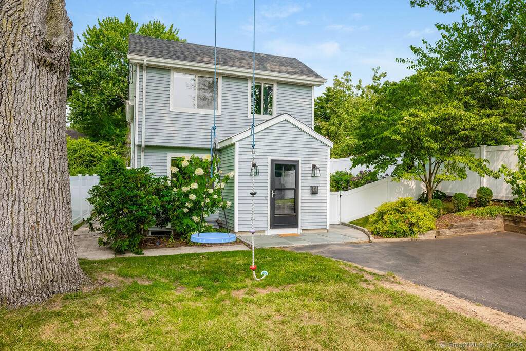 Charming 2 Bedroom Colonial in Fairfield's Grasmere Neighborhood Welcome to this beautifully maintained 2 bedroom, 2 bath Colonial in the desirable Grasmere neighborhood of Fairfield, just blocks from the train ...