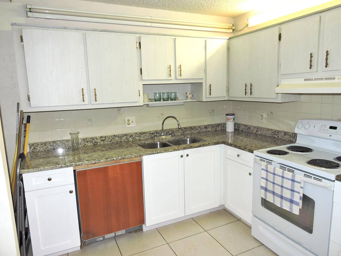 Lovely one bedroom one bathroom 2nd story condo located in La Pinanta, Greenacres with views of the lake from a distance and an enclosed balcony that has glass sliding doors.