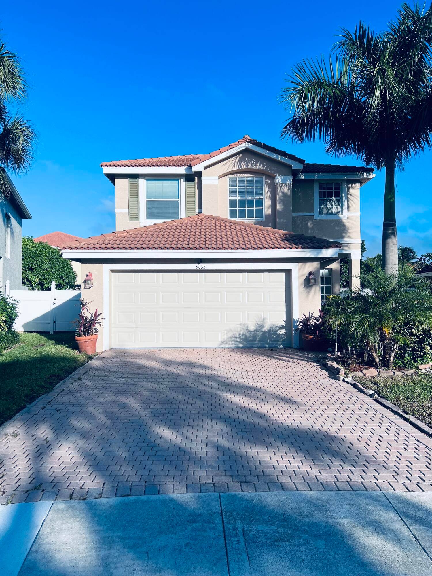A must see single family home, come see this Spectacular home in a very desirable gated community Nautica Isles.