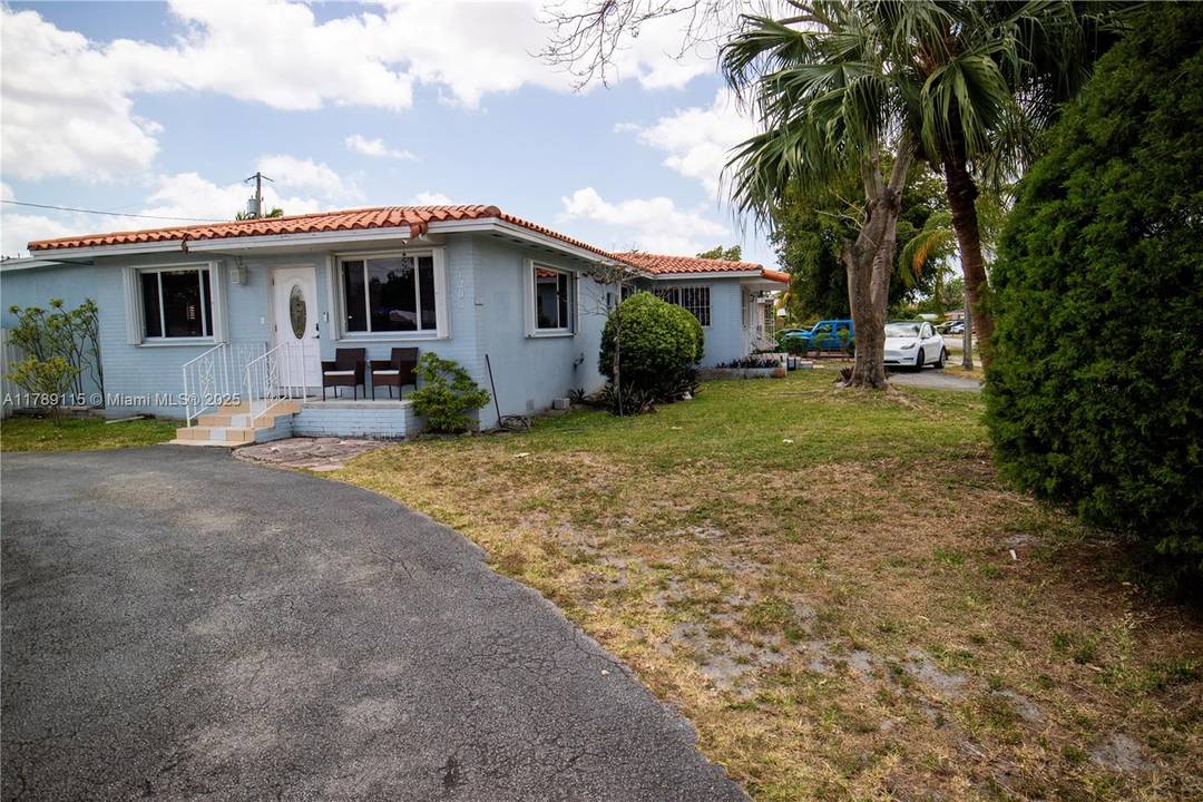 Prime Corner Duplex in a Quiet High Demand Area Just minutes from Coral Gables, Major Highways, Top Schools, and Shopping Centers !