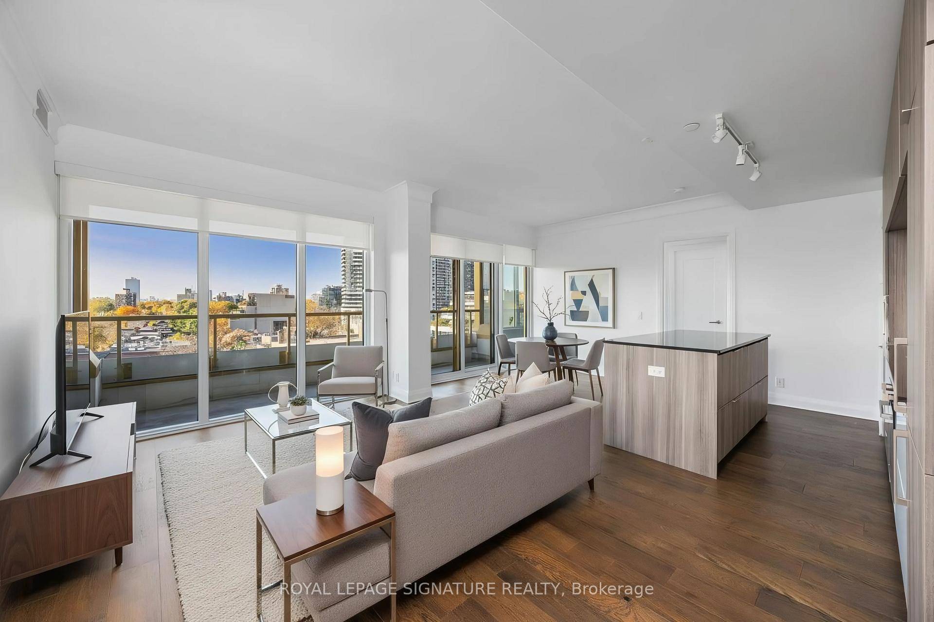 Upscale boutique condo living in the heart of Yorkville !