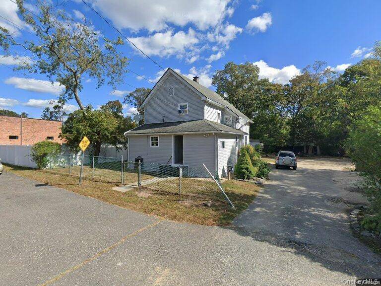 Charming single family home in the heart of Central Islip !