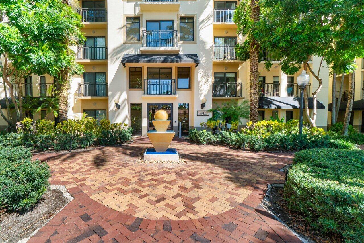 Located in the heart of Palm Beach Gardens, this stunning first floor condo offers the perfect blend of comfort and convenience.