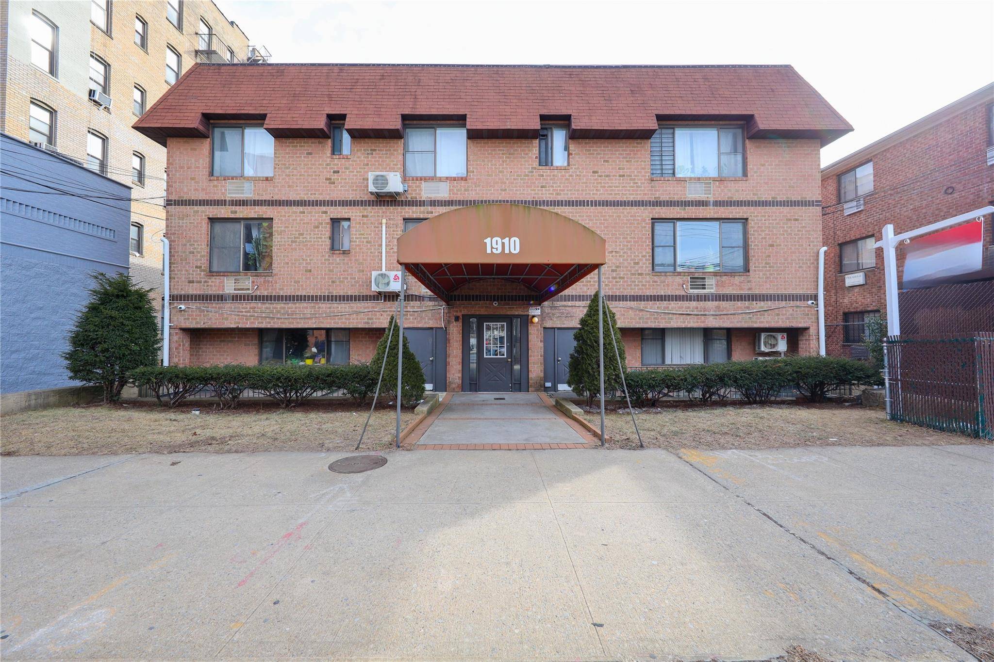 Welcome to Homecrest neighborhood this spacious two bedrooms, two full bathrooms condo with 924 sq.