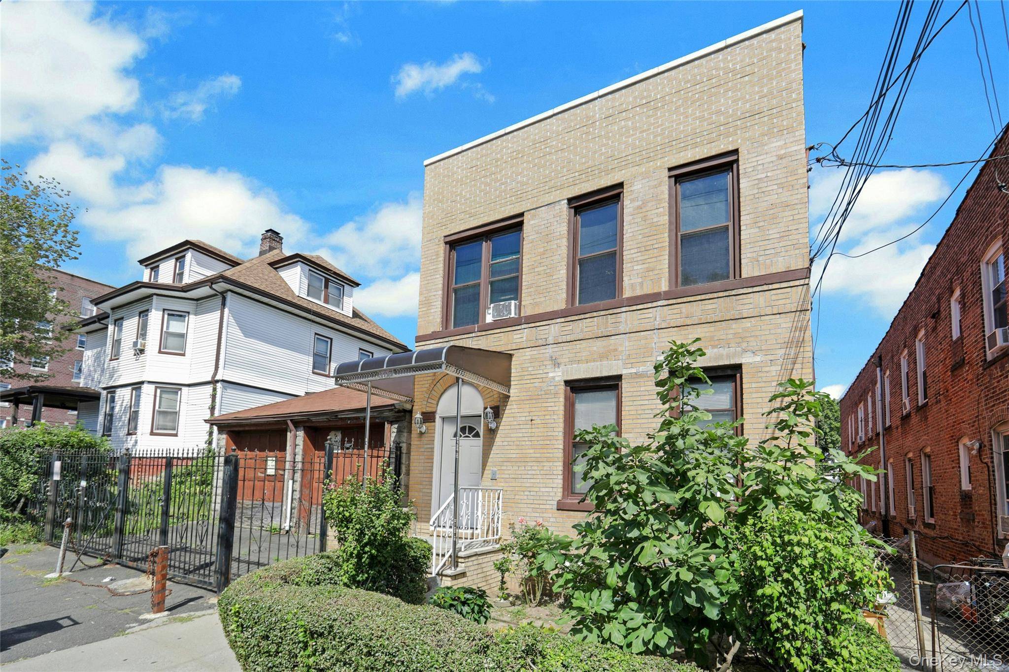 WILL BE FULLY VACANT AT CLOSING Welcome to this solid brick 4 family home in the desirable Woodlawn Heights section of the Bronx.