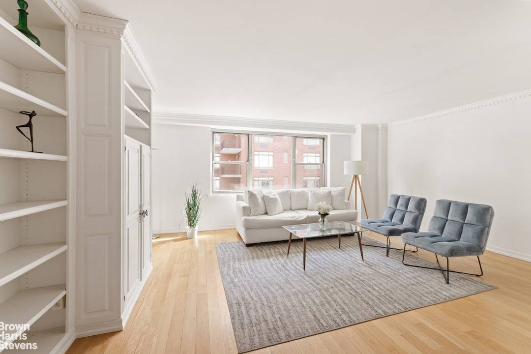 Welcome to Residence 12F at The Parc, ideally situated between Park and Madison Avenues in the heart of Carnegie Hill, one of the Upper East Side's most sought after enclaves.