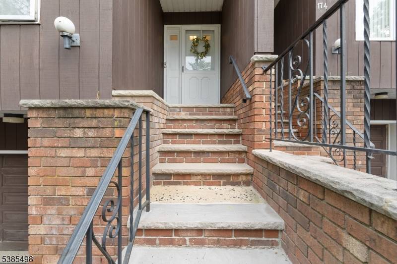 This delightful townhouse is nestled in a highly sought after community that puts you right at the heart of everything ?