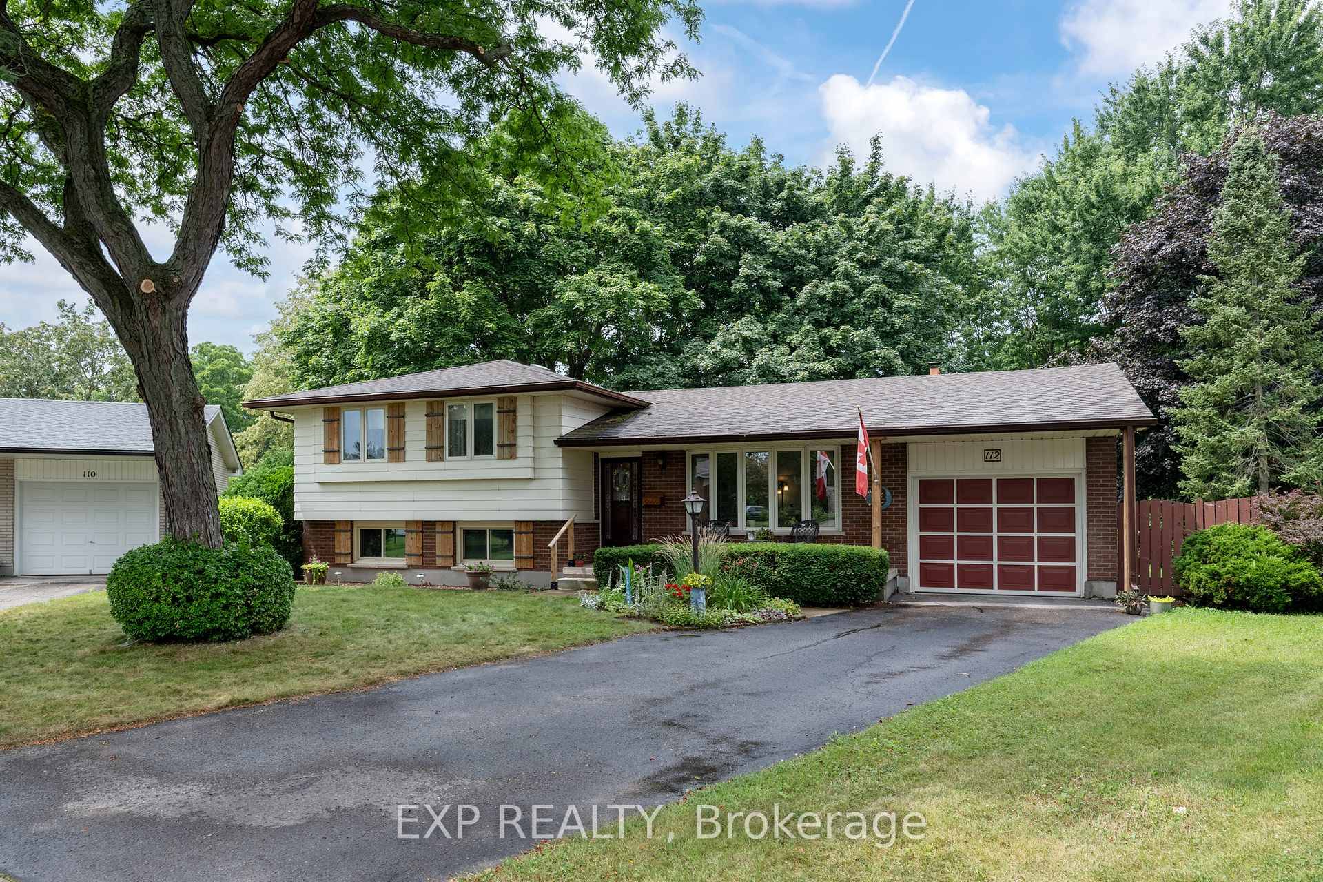 Location and curb appeal !